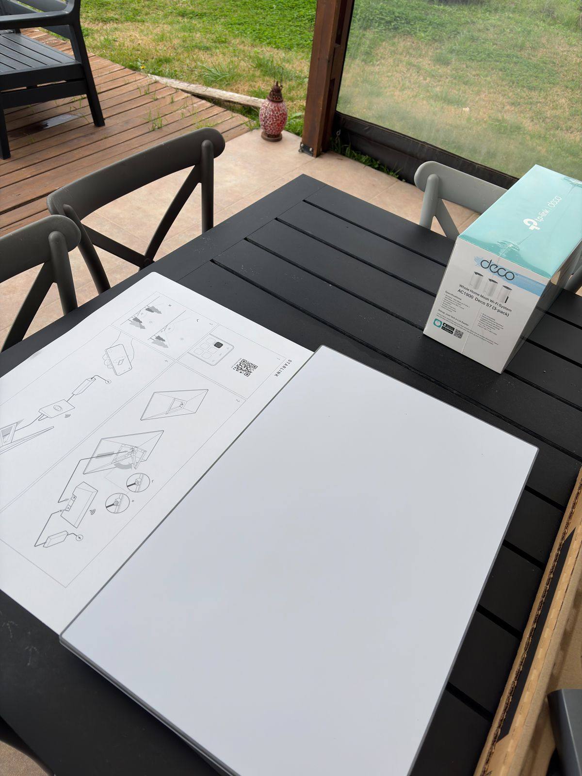 Kit Starlink junto a un sistema de red mesh