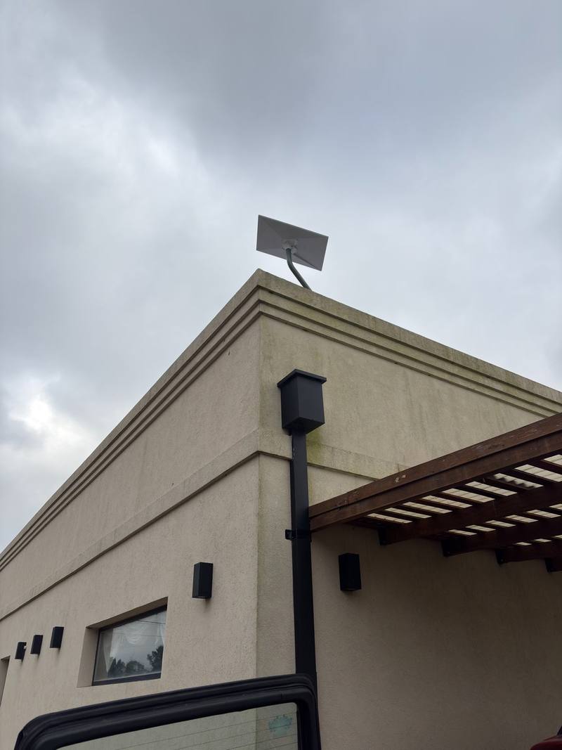 Antena Starlink instalada en la terraza de una casa