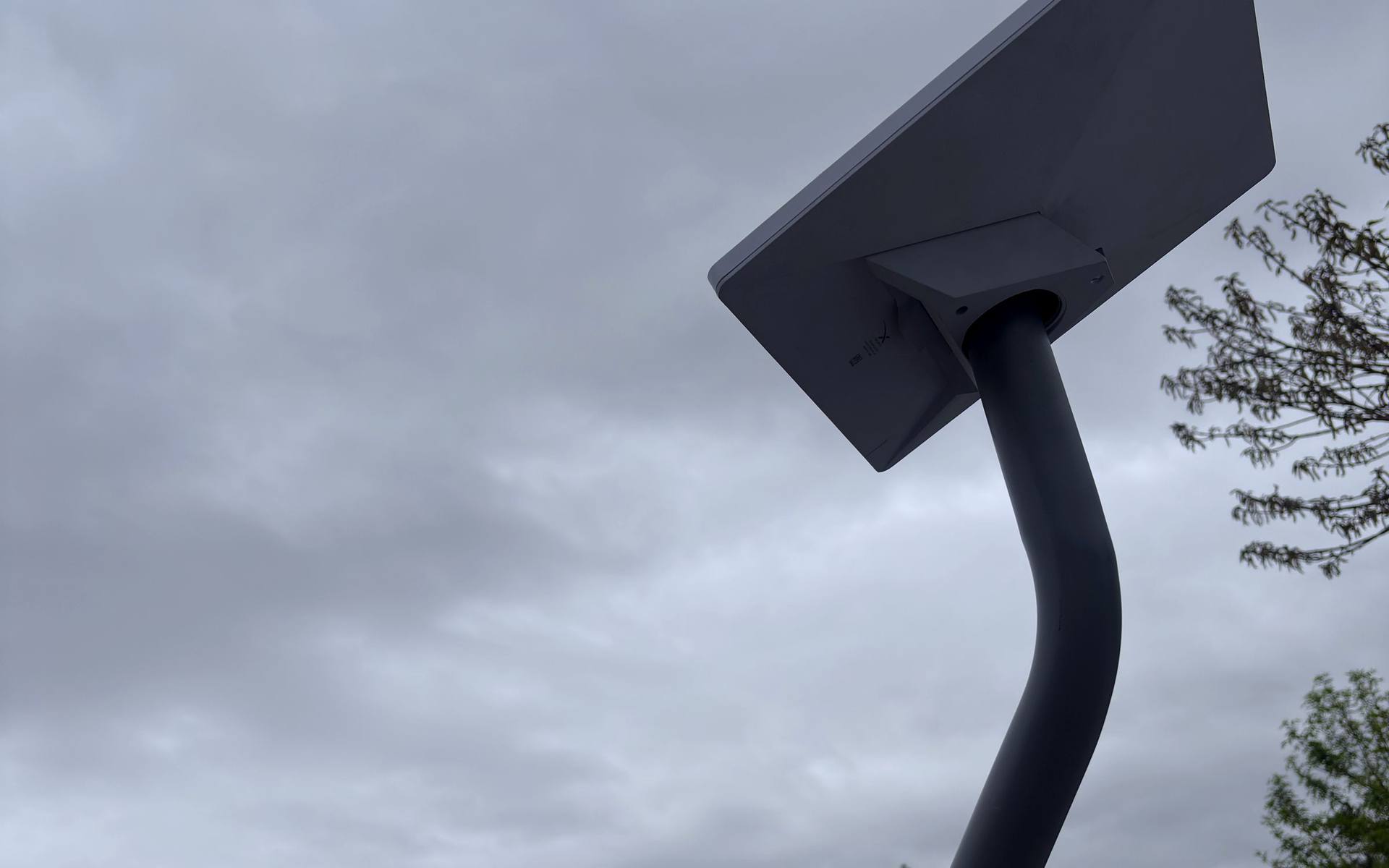 Antena Starlink instalada por Justlink sobre un soporte fijo